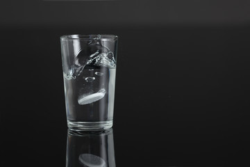 Wasserglas mit Sprudelblasen