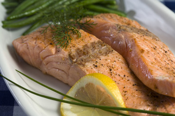 wildlachsfilets mit grünen bohnen
