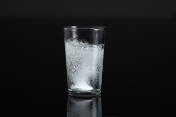 Wasserglas mit Sprudelblasen