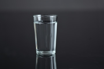 Wasserglas mit Blasen
