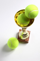 coppa e palle da tennis