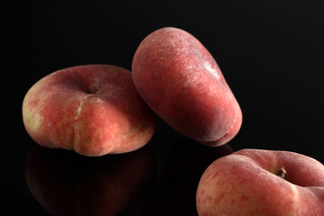 Plattpfirsich, Weinbergpfirsichauf schwarz