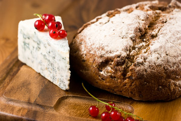 Loaf of bread and blue cheese with currant