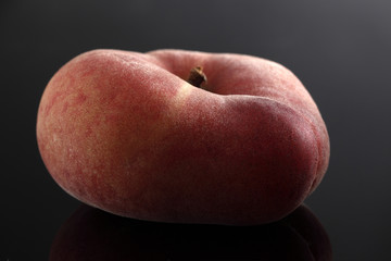 Plattpfirsich, Weinbergpfirsichauf schwarz