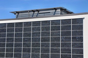 Solarzellen in einer Hauswand