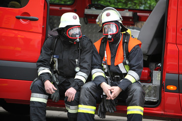 Naklejka premium Feuerwehrmänner mit Atemschutzgerät