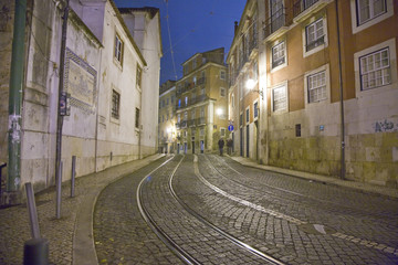 Obraz premium Gasse in der Altstadt von Lissabon bei Nacht