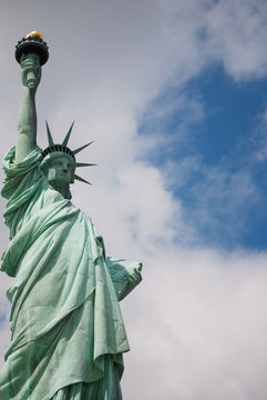 vue lat&eacute;rale statue de la libert&eacute; new york
