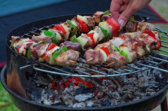 grillen von Schachlik auf Holzkohlengrill