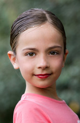 jolie petite fille sereine