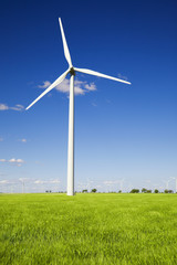 Windmill against blue sky © Jose Ignacio Soto