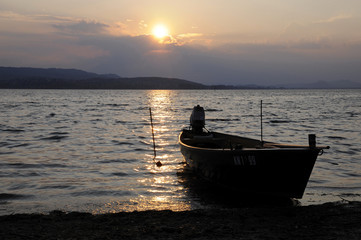 Fototapeta na wymiar Boot bei Sonnenuntergang