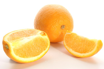 eine Orange und Orangenviertel