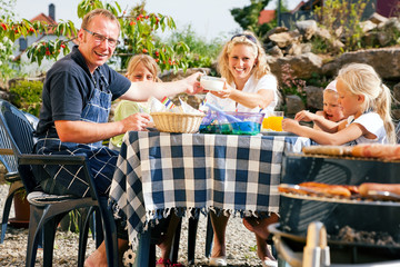 Familie beim Grillen