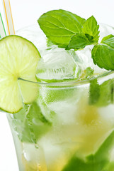 Mojito mit Strohhalm