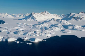Foto op Plexiglas Groenland, ijsschots en bergen © Anouk Stricher