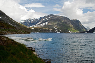 Obraz premium Gebirgssee in Norwegen