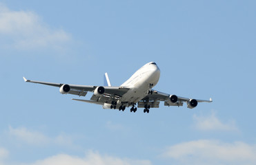 Jumbo jet approaching - 15124879