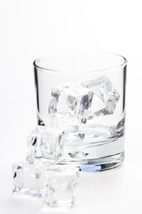 alcoholic beverage whith ice cubes