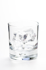 alcoholic beverage whith ice cubes