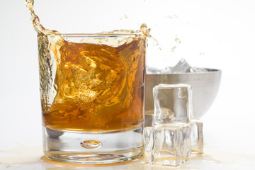 alcoholic beverage whith ice cubes