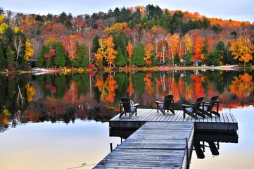 Abwaschbare Fototapete Kanada Holzsteg am Herbstsee