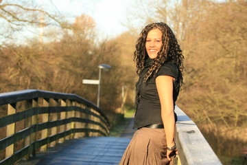 Frau auf der Brücke