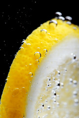 Obraz na płótnie Canvas lemon in water