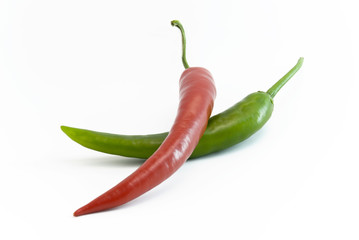 Chili rot und grün übereinanderliegend