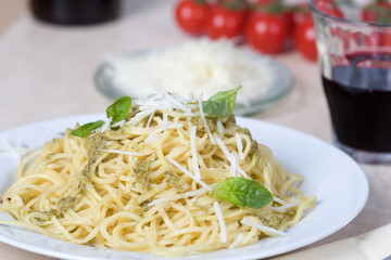 Spaghettiteller mit Basilikum