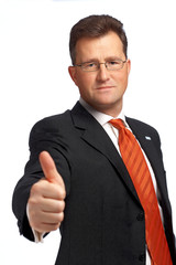 Mann mit Brille hält Daumen hoch