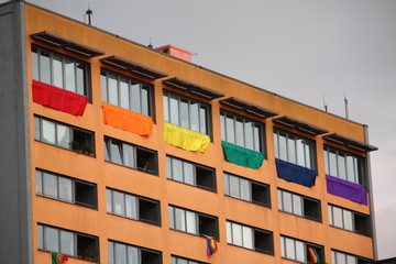 Regenbogen am Haus
