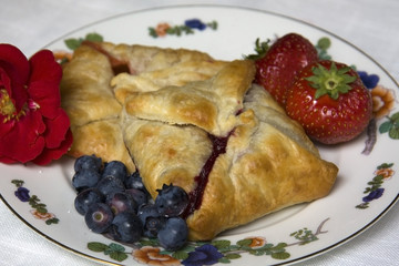 Teigtaschen mit Beeren