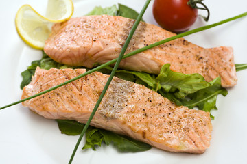 wildlachsfilets auf salatbett