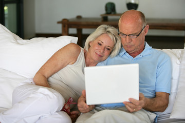 Couple de seniors devant un ordinateur portable