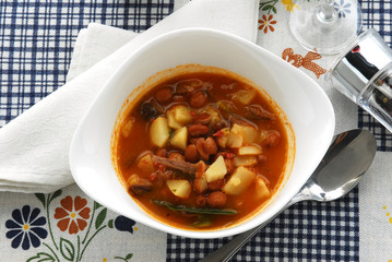 Minestra di fagioli patate e pancetta con pomodoro