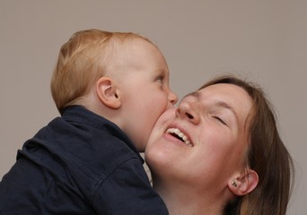 Kleinkind küsst Mutter