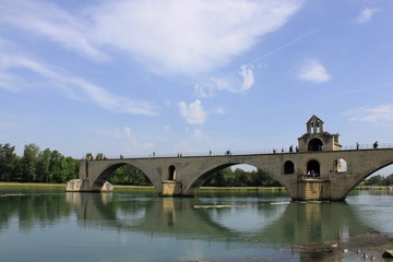 Pont Saint-Bénezet et sa chapelle à Avignon (pont d'Avignon)