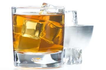 alcoholic beverage whith ice cubes