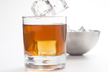 alcoholic beverage whith ice cubes