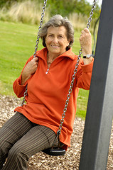 Seniorin auf einem Spielplatz