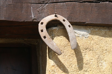 Herradura colgada de la puerta.