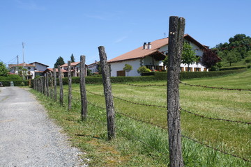 Cercado de alambre de espino.