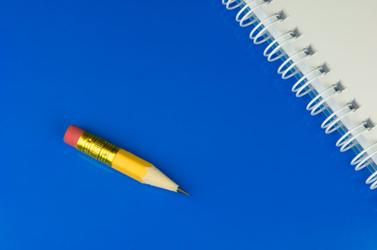 Kurzer Bleistift mit Notizblock