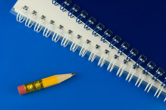 Kurzer Bleistift mit Notizbl&ouml;cken