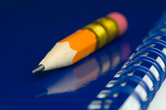 Kurzer Bleistift mit Notizblock
