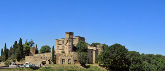 Fototapeta na wymiar Szyte Panorama zamku Lourmarin