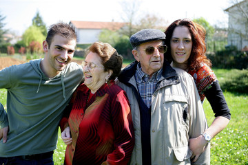 Couple de personnes agées avec des jeunes