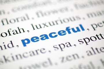 Obraz premium mot peaceful Paisible lettres bleu texte flou