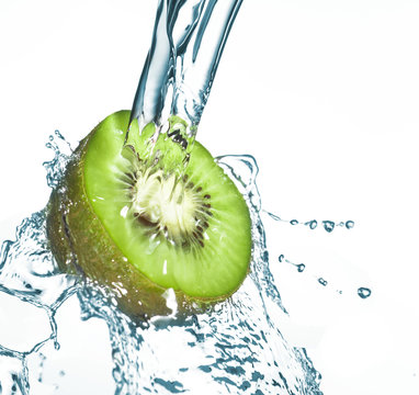 Kiwi unterm Wasserstrahl
